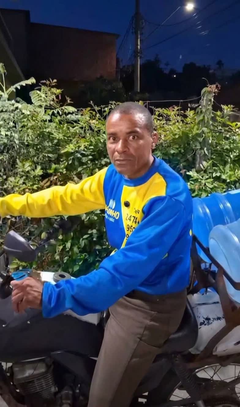 Paulo Sergio de Souza, fundador da Paulinho Águas e Gás, entregando galões de água de moto